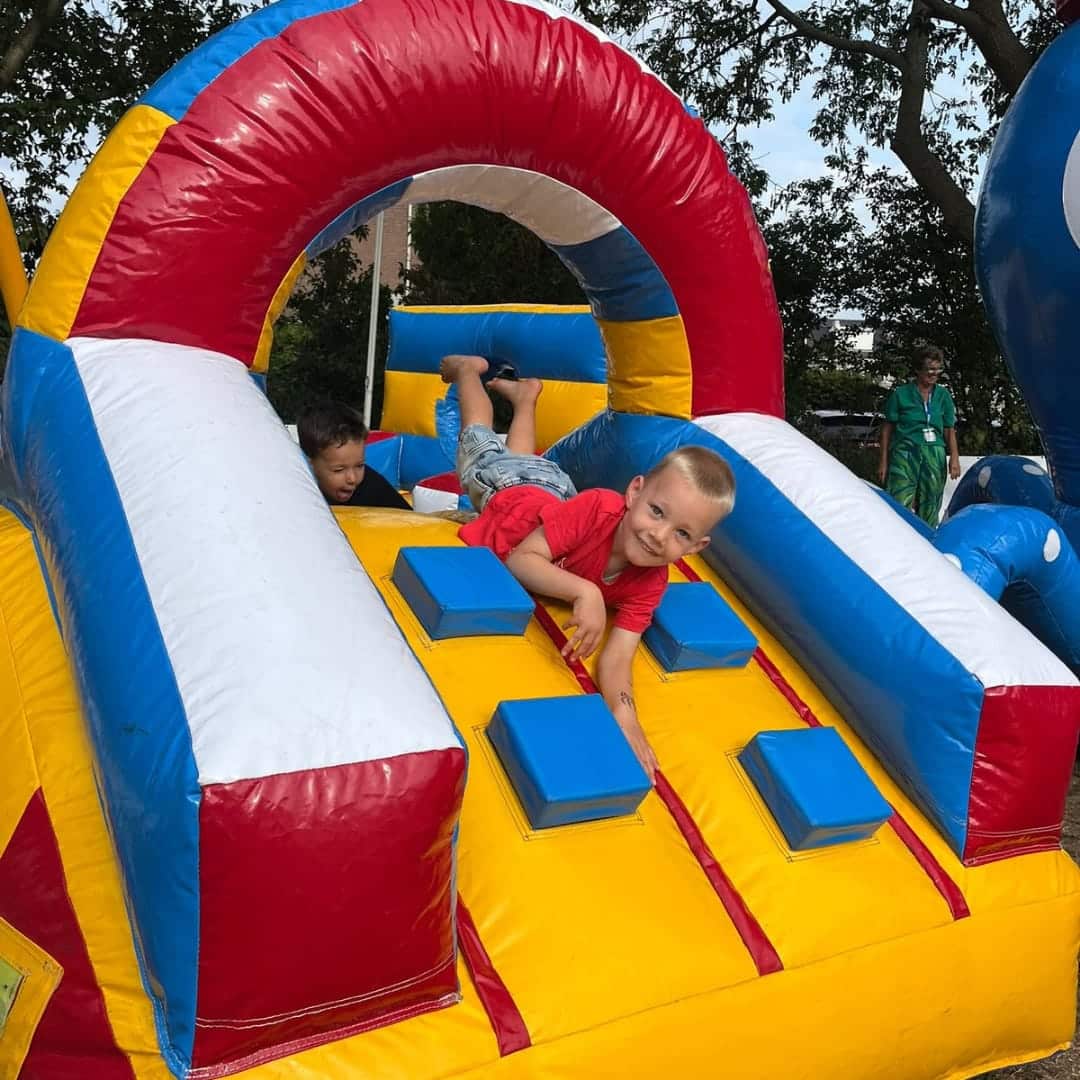 Jongen op springkussen.