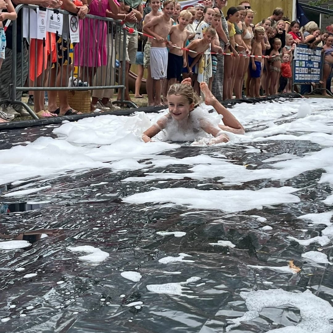 Deelnemer buikschuiven.