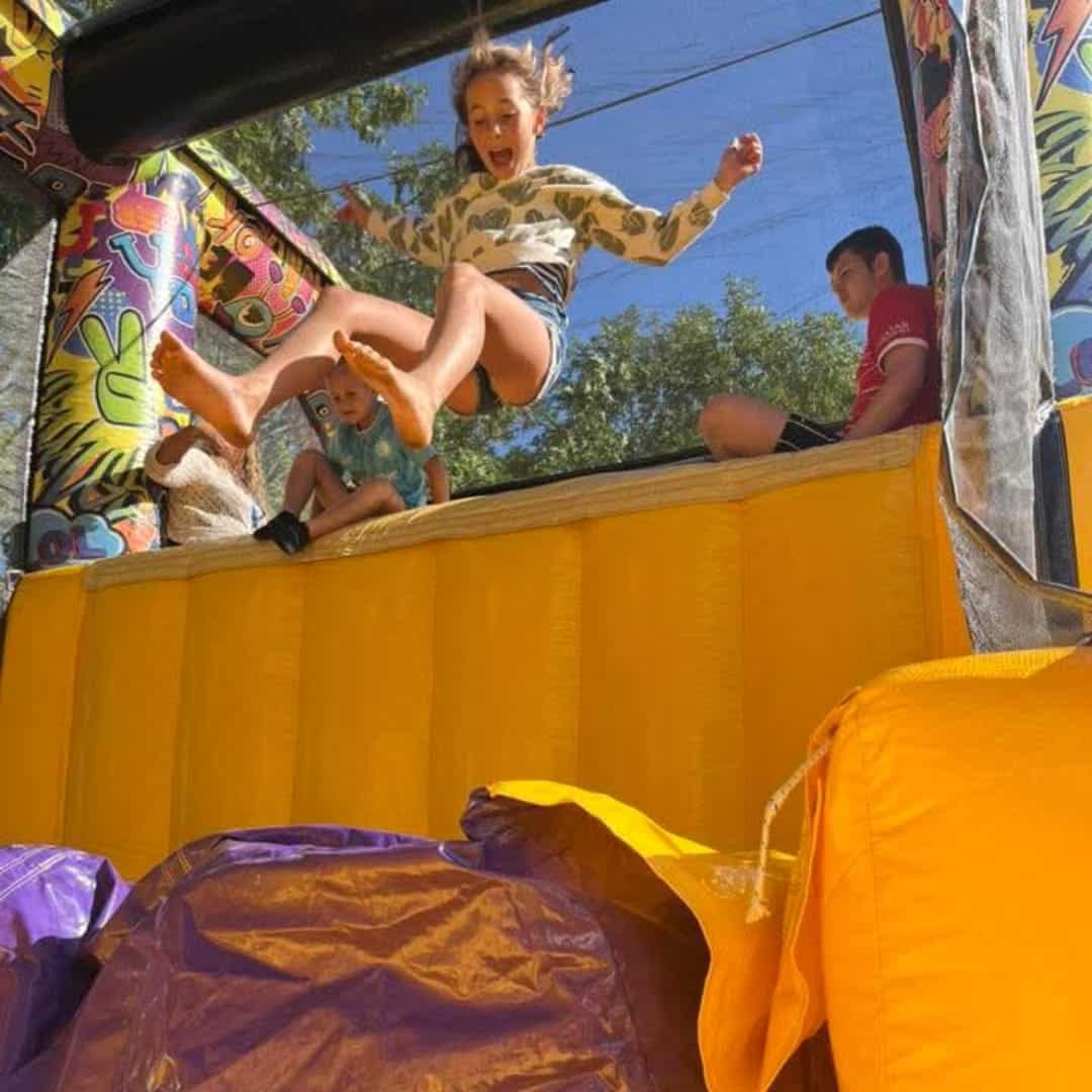 Meisje op springkussen.